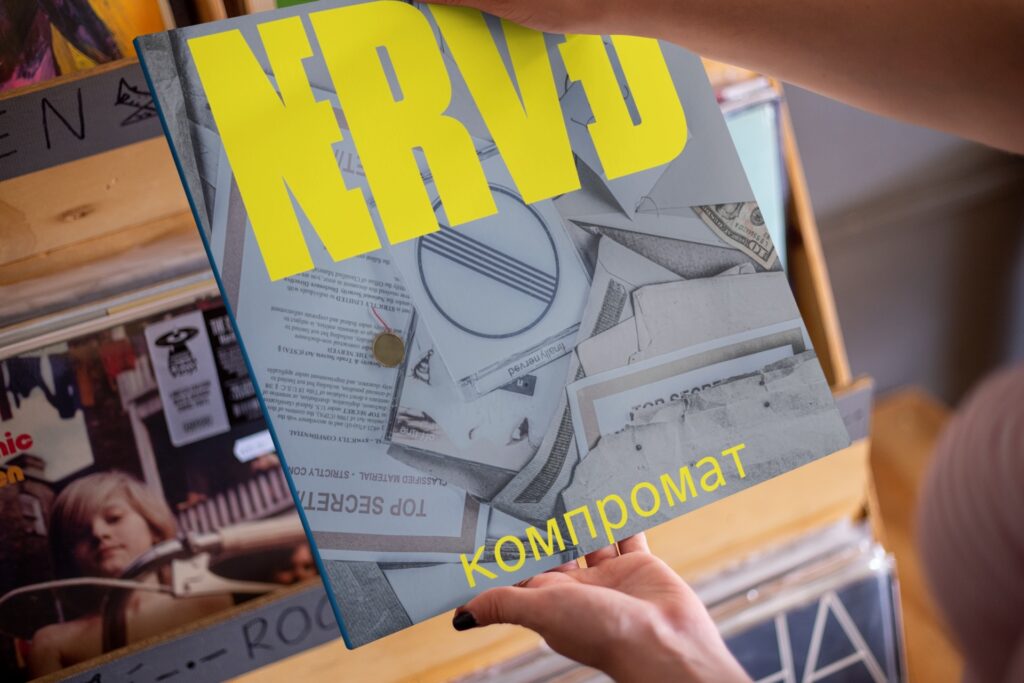 girl-holding-kompromat-nerved-album